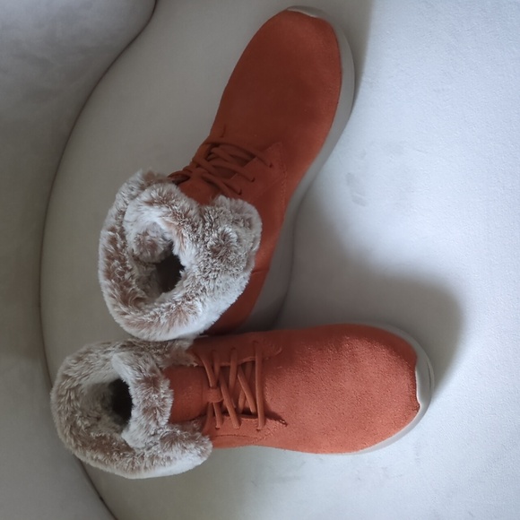 Skechers size 7 suede faux fur lining ankle boot very gently used - Picture 2 of 4